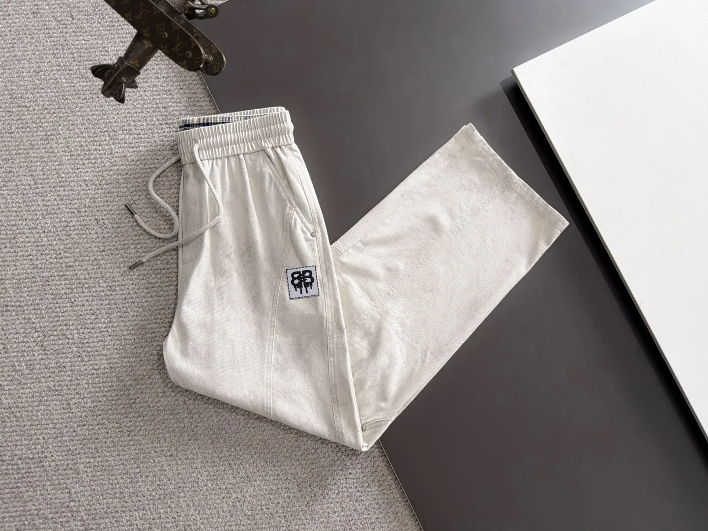 Next day shipment P195 Balenciaga High Quality 2026 Autumn and Winter New Arrival elastic band casual pants, counter-customized fabrics, Breathable, high comfort, impeccable details, brand element design concept, reflecting high quality. It feels delicate and soft! It presents a casual cut and the upper body shape is great! Sizes:S-3XL